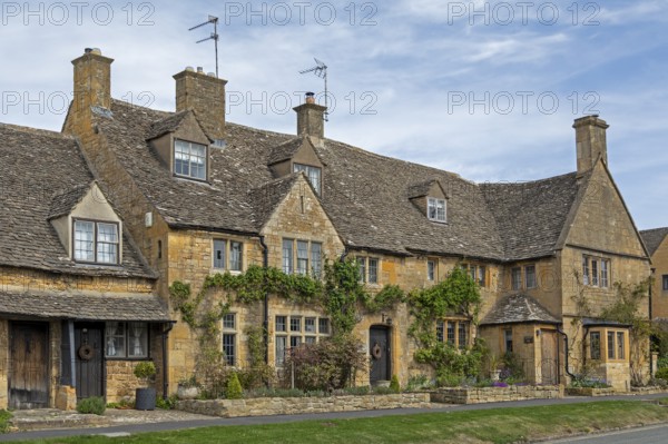 Honey-coloured houses, High Street, Broadway, Worcestershire, The Cotswolds, England, United Kingdom, Europe