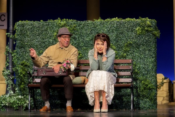 Janina Hartwig, Dieter Landuris, FISCH SUCHT FAHRRAD, photo rehearsal on 14.05.2025 at the palace gardens Theatre, Berlin, premiere: 17.05.2025