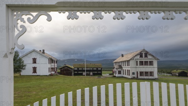 View through a white entrance gate, Fokstugu farm, Fjellstue, pilgrim accommodation, mountain hut, Olavsweg, Olavsleden or Pilgrimsleden, Dovrefjell-Sunndalsfjella National Park, Norway, Europe