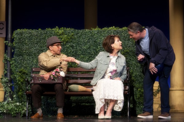 Janina Hartwig, Dieter Landuris, Hardy Krüger, FISCH SUCHT FAHRRAD, photo rehearsal on 14.05.2025 at the palace gardens Theatre, Berlin, premiere: 17.05.2025