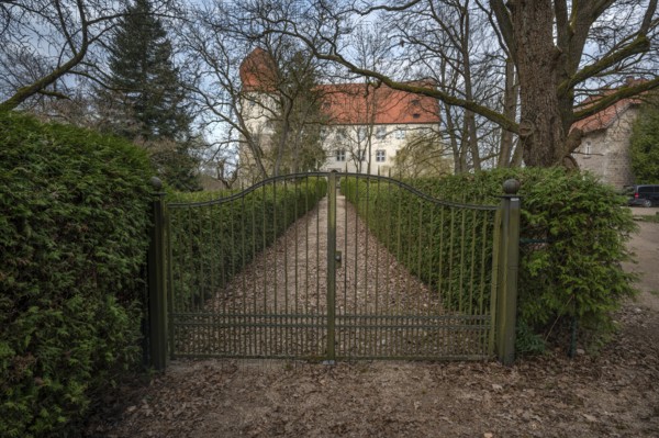 Moated castle with entrance gate, originally a manor house, converted into a Renaissance castle between 1612 and 1618, Neuhaus, Middle Franconia, Bavaria, Germany, Europe