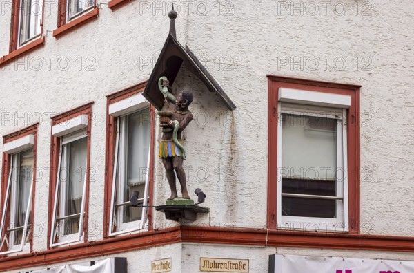 Moor in the Mohrenstraße. Figure on a building façade in Schwäbisch Hall. The term Mohr for a person of dark skin colour is only used historically today. Today, the term Mohr is seen as a racially discriminatory term. Schwäbisch Hall, Baden-Württemberg, Germany, Europe