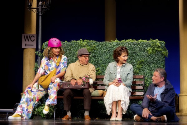 Janina Hartwig, Caroline Beil, Dieter Landuris, Hardy Krüger, FISCH SUCHT FAHRRAD, photo rehearsal on 14.05.2025 at the palace gardens Theatre, Berlin, premiere: 17.05.2025