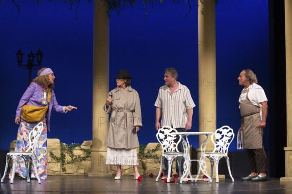 Janina Hartwig, Caroline Beil, Dieter Landuris, Hardy Krüger, FISCH SUCHT FAHRRAD, photo rehearsal on 14.05.2025 at the palace gardens Theatre, Berlin, premiere: 17.05.2025