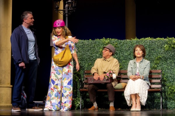 Janina Hartwig, Caroline Beil, Dieter Landuris, Hardy Krüger, FISCH SUCHT FAHRRAD, photo rehearsal on 14.05.2025 at the palace gardens Theatre, Berlin, premiere: 17.05.2025