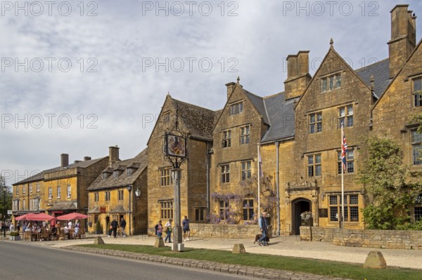 Honey-coloured houses, restaurant The Lygon Arms, Broadway, Worcestershire, The Cotswolds, England, Great Britain