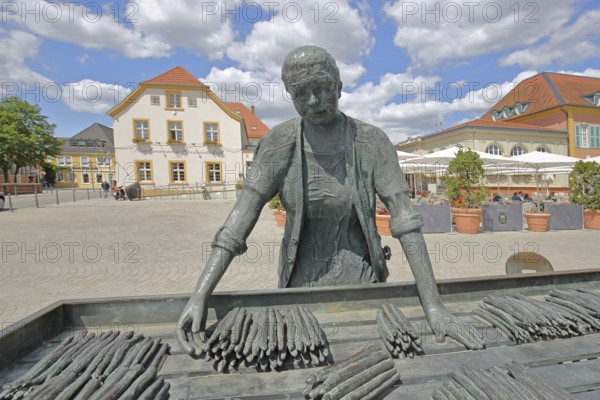 Sculpture Asparagus Woman by Franz Müller-Steinfurth 1990, market woman, market stall, sale, asparagus stalks, asparagus sale, asparagus, bundle, life-size, modern art, Schlossplatz, Schwetzingen, Baden-Württemberg, Germany, Europe