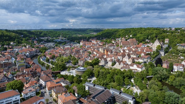 Town view of Schwäbisch Hall. View of the sights of the old town with the parish church of St Michael. Aerial view. Schwäbisch Hall, Baden-Württemberg, Germany, Europe