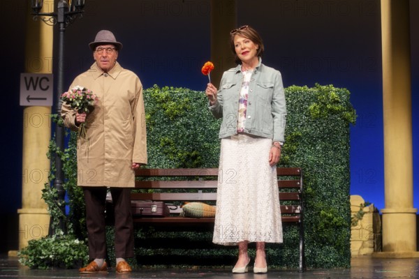 Janina Hartwig, Dieter Landuris, FISCH SUCHT FAHRRAD, photo rehearsal on 14.05.2025 at the palace gardens Theatre, Berlin, premiere: 17.05.2025