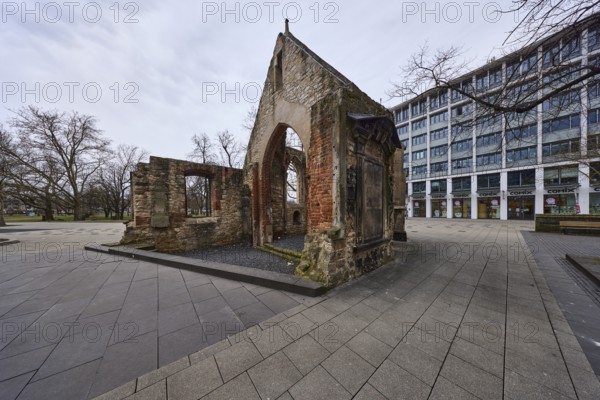 Nikolaikapelle, ruin of a chapel, architectural monument, bare wintry trees, general architecture, diffuse light, cloudy, street Goseriede, Hanover, state capital, Hanover region, Lower Saxony, Germany, Europe