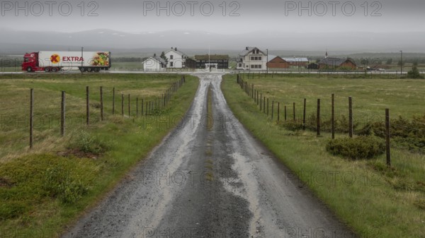 The trail leads to the historically significant Fokstugu farm on the E6 motorway, Fjellstue, pilgrims' accommodation, mountain hut, Olavsweg, Olavsleden or Pilgrimsleden, Dovrefjell-Sunndalsfjella National Park, Norway, Europe