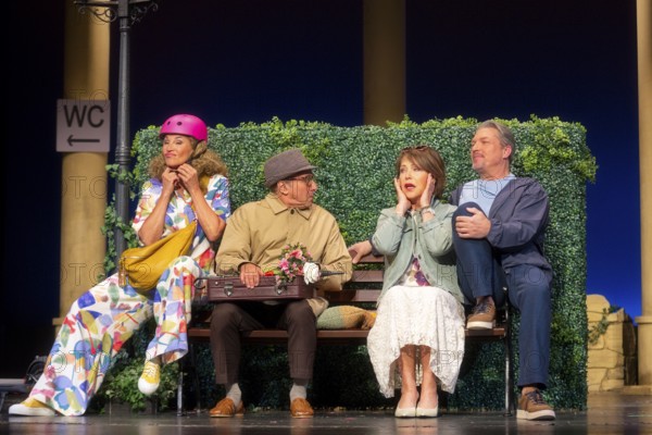 Janina Hartwig, Caroline Beil, Dieter Landuris, Hardy Krüger, FISCH SUCHT FAHRRAD, photo rehearsal on 14.05.2025 at the palace gardens Theatre, Berlin, premiere: 17.05.2025