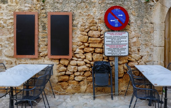Outdoor seating, catering in the old town of Santanyi, Majorca, Balearic Islands, Spain, Europe