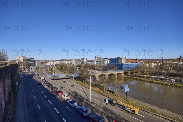 Long shot, river Saar, streets, cars, pedestrian bridge, trees, parking strip with vehicles, river bank, footpath and cycle path, reflections on the water surface, bird's eye view, blue sky, cloudless, Old Bridge, Franz-Josef-Röder-Straße, motorway A620, Saarbrücken, state capital, regional association Saarbrücken, Saarland, Germany, Europe