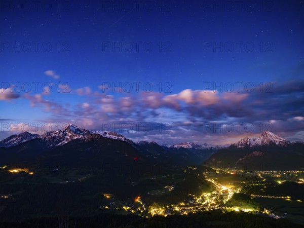 Starry sky at dawn over the valley basin of Berchtesgaden, behind Hoher Göll, Steinernes Meer and Watzmann, Berchtesgadener Land, Upper Bavaria, Bavaria, Germany, Europe