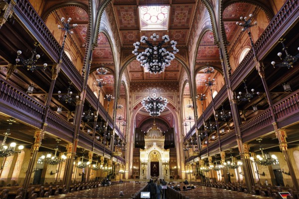 Artfully decorated interior with Torah shrine, Great Synagogue, Nagy Zsinagoga, Pest district, Budapest, Hungary, Europe