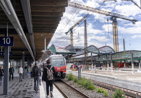 Modernisation of Duisburg Central Station, the platforms of the 13 tracks are being renewed, 2 platforms are already finished, the old flat roofs are being replaced by a corrugated steel and glass roof, the conversion is taking place during ongoing operations, one platform is always closed, the conversion measure should be completed by 2028, Duisburg North Rhine-Westphalia, Germany, Europe