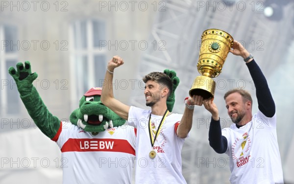 Coach Sebastian Hoeneß VfB Stuttgart captain Atakan Karazor VfB Stuttgart (16) mascot Fritzle with trophy, jubilation joy emotion VfB Stuttgart victory celebration, VfB Stuttgart team celebrates winning the DFB Cup 2025 in Stuttgart at Schlossplatz, Stuttgart, Baden-Württemberg, Germany, Europe