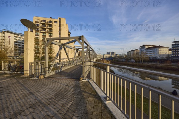Modern architecture, footbridge, metal railing, river Saar, blue sky, cirrostratus clouds, evening light, Saarblick Steg Saarbrücken, Saarbrücken, state capital, regional association Saarbrücken, Saarland, Germany, Europe