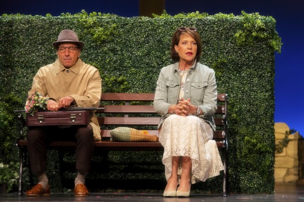 Janina Hartwig, Dieter Landuris, FISCH SUCHT FAHRRAD, photo rehearsal on 14.05.2025 at the palace gardens Theatre, Berlin, premiere: 17.05.2025