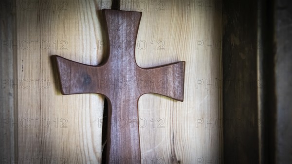 Wooden cross, chapel, Fokstugu farm, Fjellstue, pilgrims' accommodation, mountain hut, Olavsweg, Olavsleden or Pilgrimsleden, Dovrefjell-Sunndalsfjella National Park, Norway, Europe