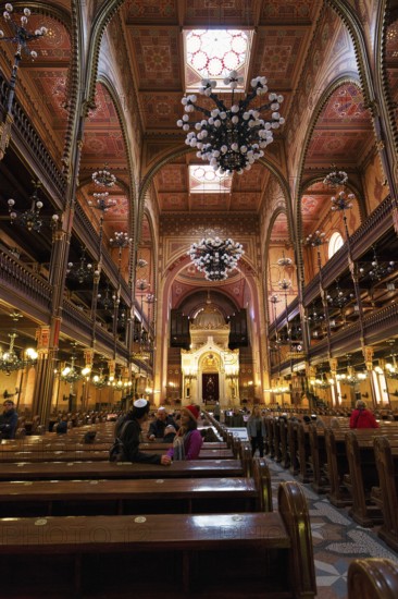 Artfully decorated interior with Torah shrine, visitors, Great Synagogue, Nagy Zsinagóga, Dohány utca, Pest district, Budapest, Hungary, Europe