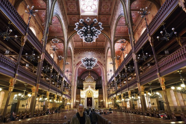 Artfully decorated interior with Torah shrine, tourist with traditional headgear, kippah, Great Synagogue, Nagy Zsinagóga, Dohány utca, Pest district, Budapest, Hungary, Europe