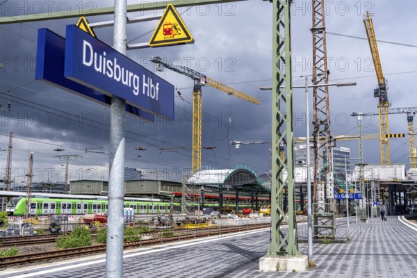 Modernisation of Duisburg Central Station, the platforms of the 13 tracks are being renewed, 2 platforms are already finished, the old flat roofs are being replaced by a corrugated steel and glass roof, the conversion is taking place during ongoing operations, one platform is always closed, the conversion measure should be completed by 2028, Duisburg North Rhine-Westphalia, Germany, Europe
