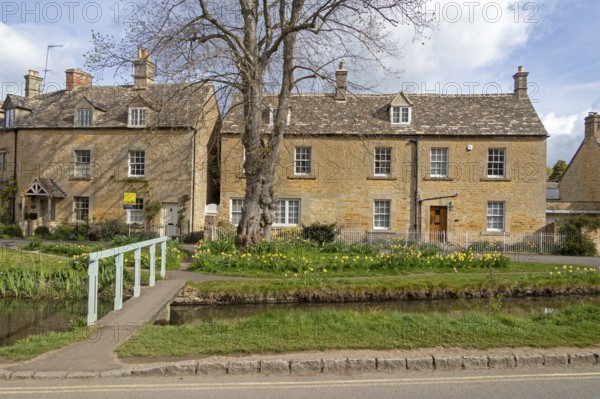 Honey-coloured houses, bridge, River Eye, Lower Slaughter, The Cotswolds, Gloucestershire, England, Great Britain