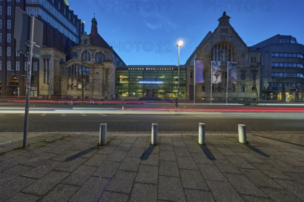 Kestner Gesellschaft, former Goseriedebad, art society, historic bathing establishment, traces of light, car headlights, bollards, blue hour in the evening, blue evening sky, cirrostratus clouds, Goseriede street, Hanover, state capital, Hanover region, Lower Saxony, Germany, Europe