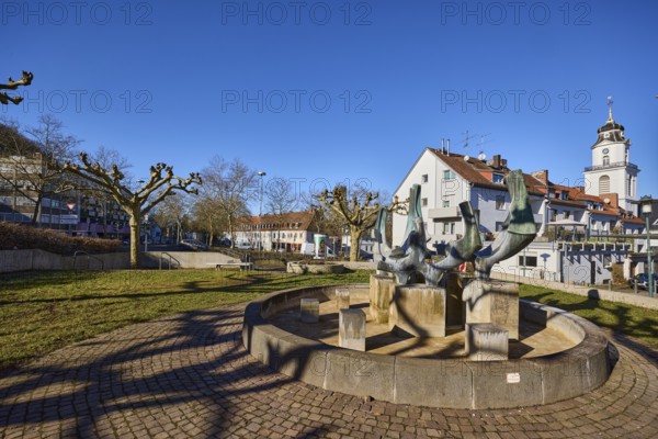 Fountain at Nanteser Platz, bronze sculpture, sculptor Lothar Meßner, church tower, Friedenskirche Saarbrücken, residential area, apartment buildings, bare trees, plane trees (Platanus), blue sky, cloudless, Schlossstraße, Nanteser Platz, Saarbrücken, state capital, regional association Saarbrücken, Saarland, Germany, Europe