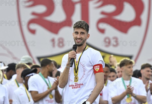 Captain Atakan Karazor VfB Stuttgart (16) with microphone, victory celebration, VfB Stuttgart team celebrates winning the DFB Cup 2025 in Stuttgart at Schlossplatz, Stuttgart, Baden-Württemberg, Germany, Europe