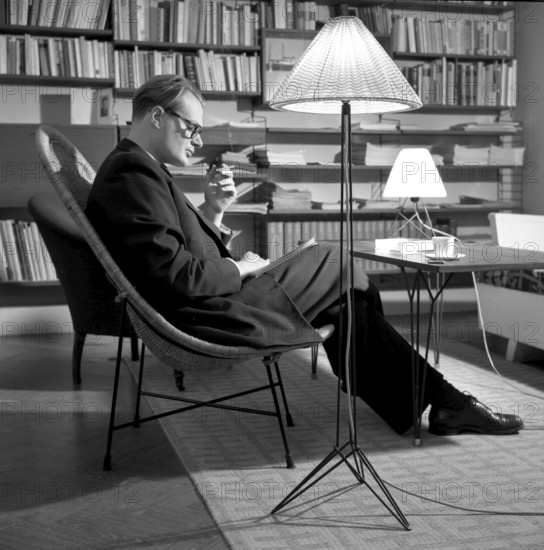 The designers of the Swedish String shelf. Nisse Strinning (1917-2006) pictured at home 1952. Together with his wife Kajsa Strinning (1922-2017) they debuted as designers with a humble plate rack using steel wire, a technique that would be refined over the years. In 1949, they created a Scandinavian design classic when the String shelf won the Bonnier Folk Library competition. A few years later, in 1954, String earned them their first international design prize, a gold medal at the Milan Triennial. As recently as 2020, String® was awarded the Long Life Design award in Japan