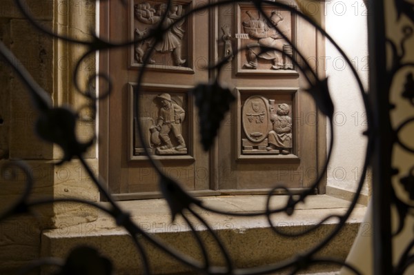 Nostalgic wooden door with gastronomic motifs, Schwäbisch Hall, Kocher Valley, Kocher, Old Town, Germany, Europe