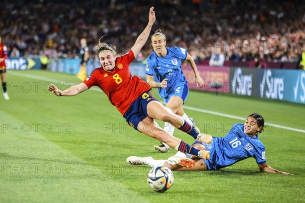SYDNEY, AUSTRALIA, AUGUST 20: Mariona CALDENTEY of Spain goes down from a heavy challenge from Jessica CARTER of England as Spain plays England in the final of the FIFA Women's World Cup Australia New Zealand 2023 at Stadium Australia on August 20, 2023