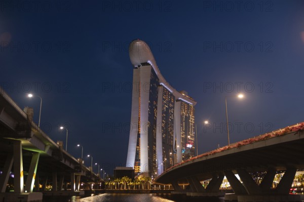 12.03.2020, Singapore, Republic of Singapore, Asia, Night shot with view of the Marina Bay Sands Hotel on the banks of the Singapore River in the city centre, Asia
