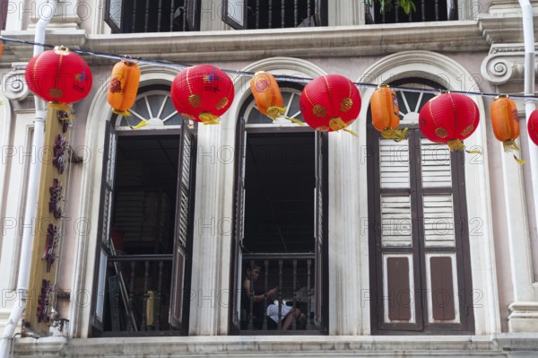17.12.2017, Singapore, Republic of Singapore, Asia, Traditional shophouse with lanterns in the foreground in Singapore's Chinatown district, Asia