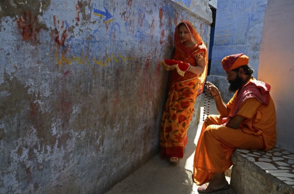 Hindu priest sitting narrow lane, Jodhpur, Rajasthan, India, Asia