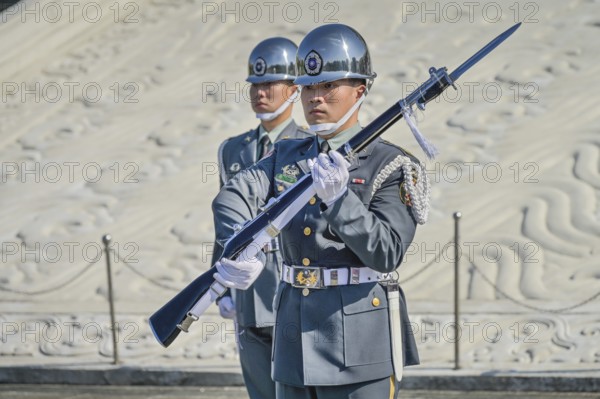 Soldiers, changing of the guard at the Chiang Kai-Shek Memorial, Taipei, Taiwan, Asia