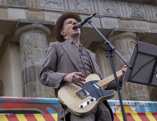 Germany, Berlin, 13 November 2024, cultural scene, demonstration against cultural cutbacks, Alexander Scheer and band, Brandenburg Tor, Europe