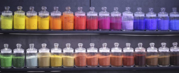 Glass containers with coloured powder at Creativeworld Frankfurt