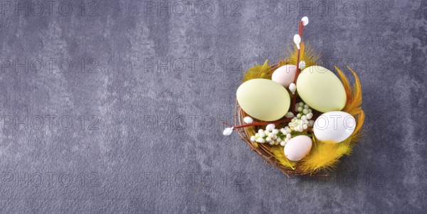 The perfect table with colourful table decorations for Easter