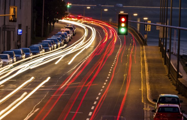 Verkehr in der Stadt bei Nacht, Symbol für Verkehr, Staus, Luftverschmutzung