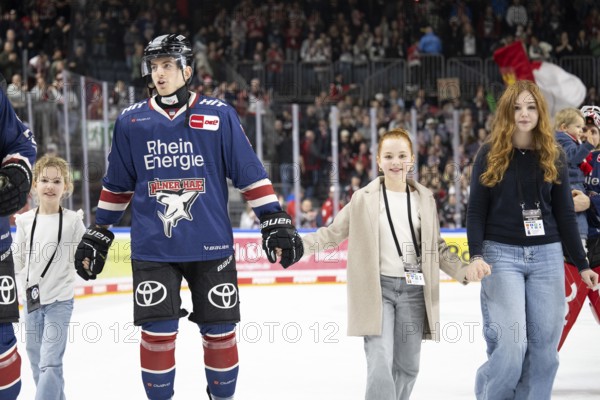 Laura Dick Cologne, LanxessArena, North Rhine-Westphalia, Robin van Calster (Cologne Sharks, #5), PENNY DEL, Cologne Sharks-Augsburg Panthers on 08/12/2024 at the LanxessArena in Cologne Germany