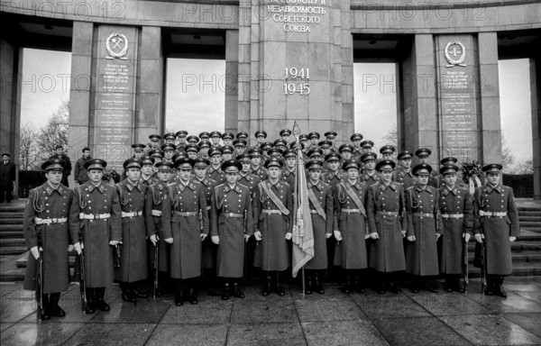 Germany, Berlin, 22.12.1990, Removal of the Soviet guard of honour from the memorial in Tiergarten, guard of honour, Europe
