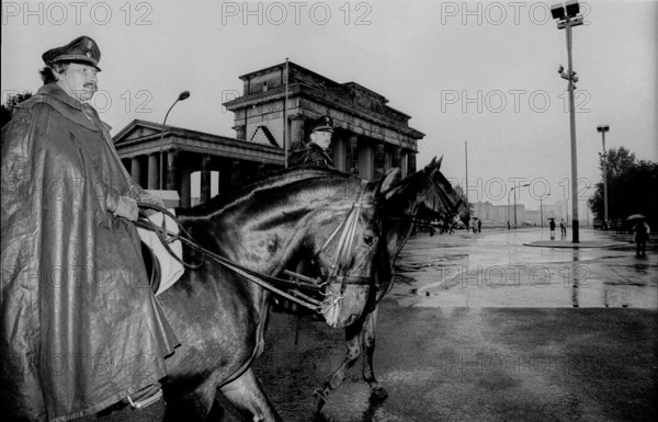 Germany, Berlin, 01.05.1991, Mounted police in front of the Brandenburg Tor, Europe