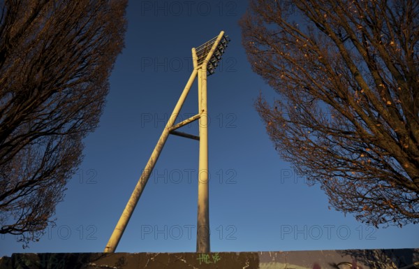 Germany, Berlin, 06.04.2025, Sunday afternoon Mauerpark, floodlight mast Cantian Stadium, Europe