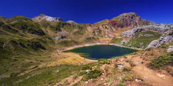 Lake of La Cueva, Circular Route of Lagos de Saliencia, Somiedo Natural Park, Principado de Asturias, Spain, Europe