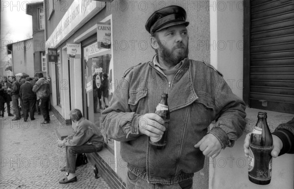 Germany, Hennigsdorf, 14.04.1992, Unemployed people in front of a shop in Hennigsdorf, Europe