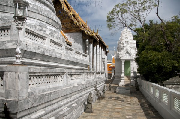 Wat Ratchapradit (Rajapradit) was constructed in the mid-19th century during the reign of King Mongkut (Rama IV). Many of the murals in the main viharn portray Thai ceremonies and festivals that take place during the year and were painted in the late-19th century